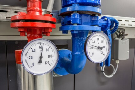 Die Vorlauftemperatur ist am roten Strang, die Rücklauftemperatur am blauen Strang zu sehen.